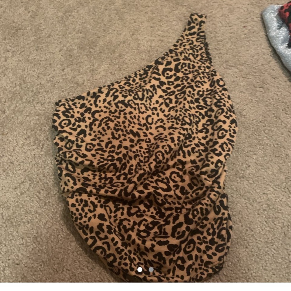 cute animal print one shoulder top !